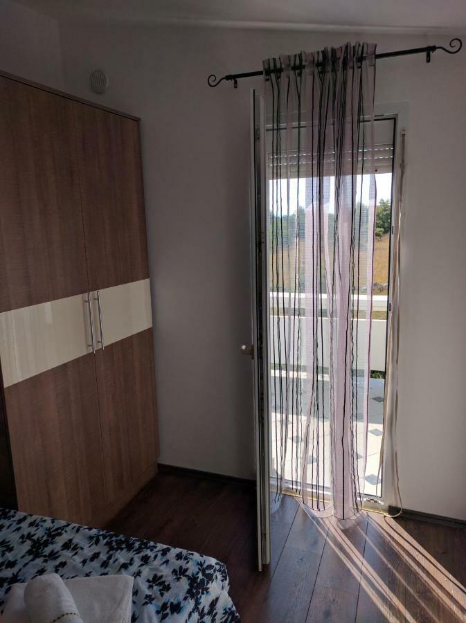 Apartmani Deak Vir Luaran gambar
